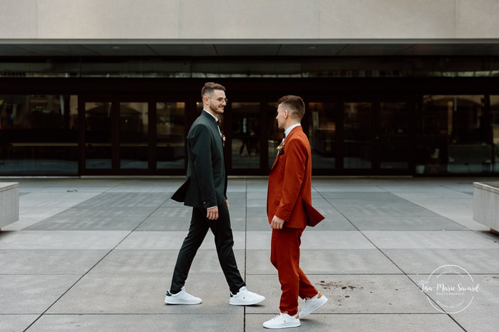 Mariage intime au centre ville de Montréal. Photos de mariage Place-Ville-Marie. Photographe de mariage LGBTQ+ friendly à Montréal. Downtown Montreal intimate wedding photos. Place-Ville-Marie wedding photos. Montreal LGBTQ+ friendly photographer.