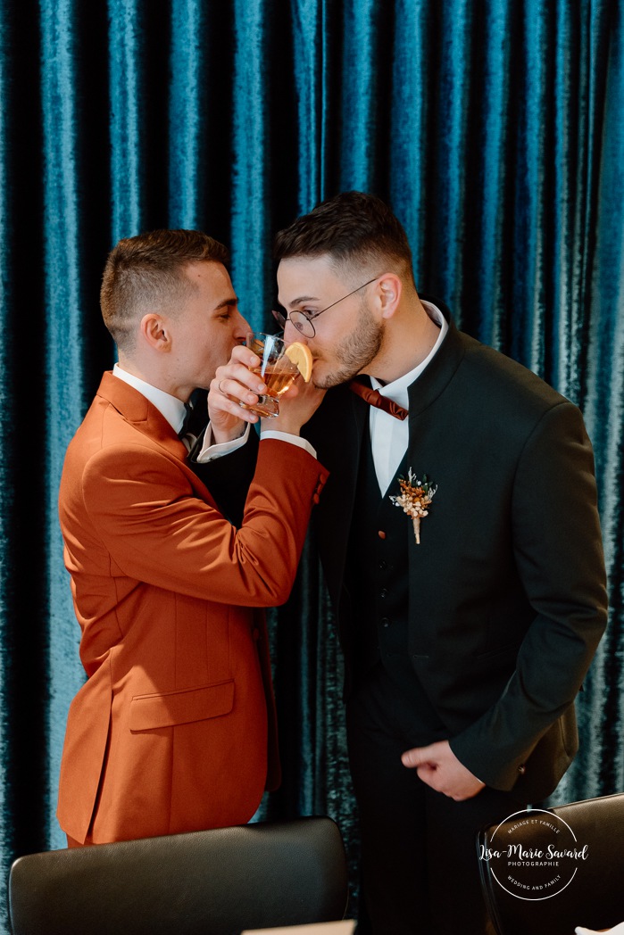 Mariage intime au centre-ville de Montréal. Mariage chez Les enfants terribles Place-Ville-Marie. Photographe de mariage LGBTQ+ friendly à Montréal. Downtown Montreal intimate wedding photos. Montreal LGBTQ+ friendly photographer.