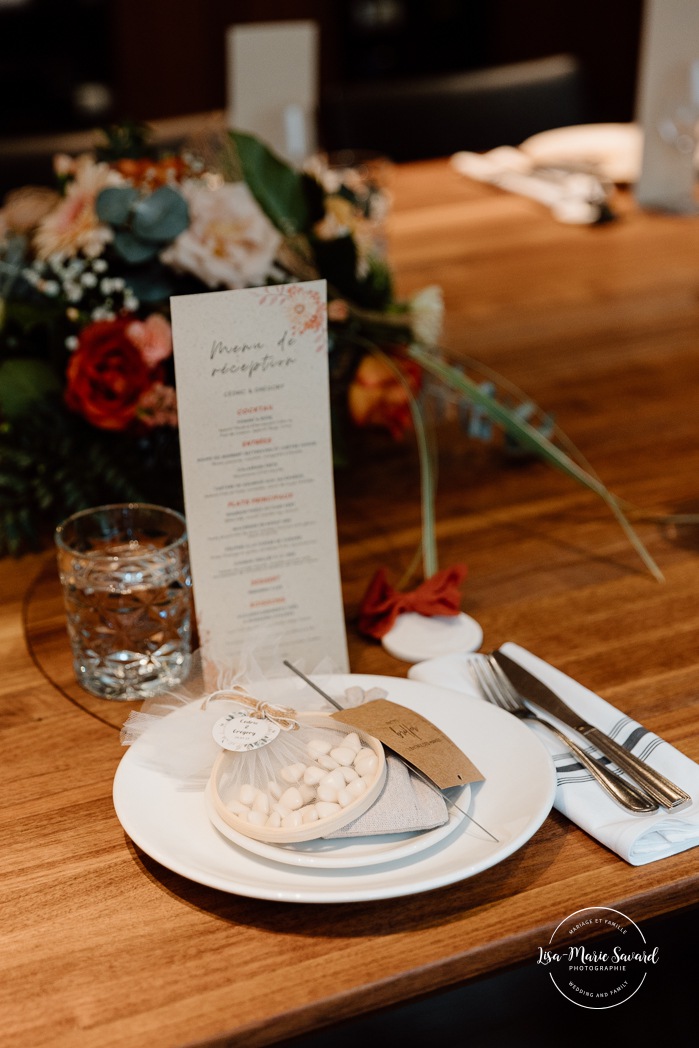 Mariage intime au centre-ville de Montréal. Mariage chez Les enfants terribles Place-Ville-Marie. Photographe de mariage LGBTQ+ friendly à Montréal. Downtown Montreal intimate wedding photos. Montreal LGBTQ+ friendly photographer.