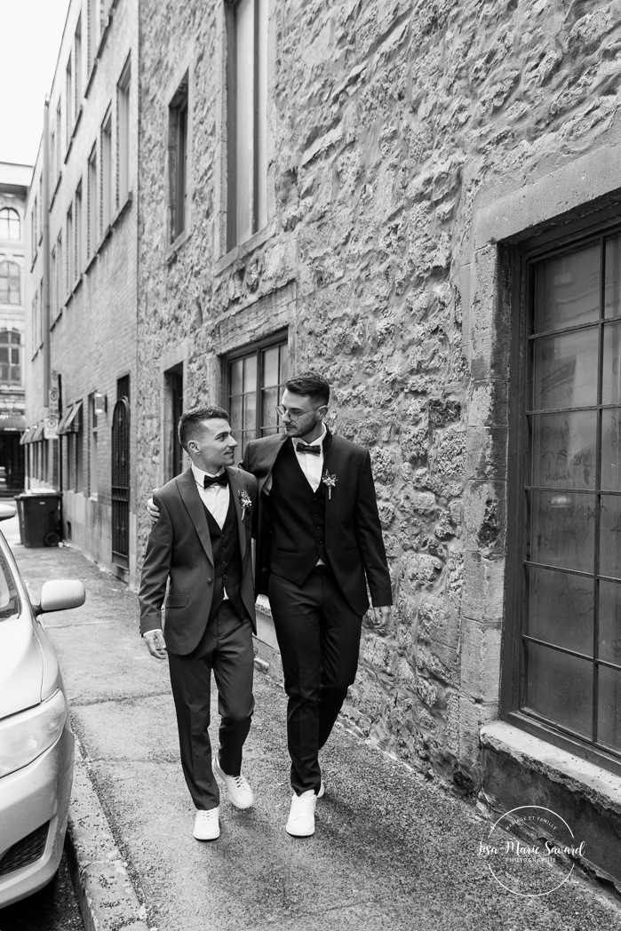 Mariage intime dans le Vieux-Montréal. Photographe de mariage LGBTQ+ friendly à Montréal. Old Montreal intimate wedding photos. Montreal LGBTQ+ friendly photographer.