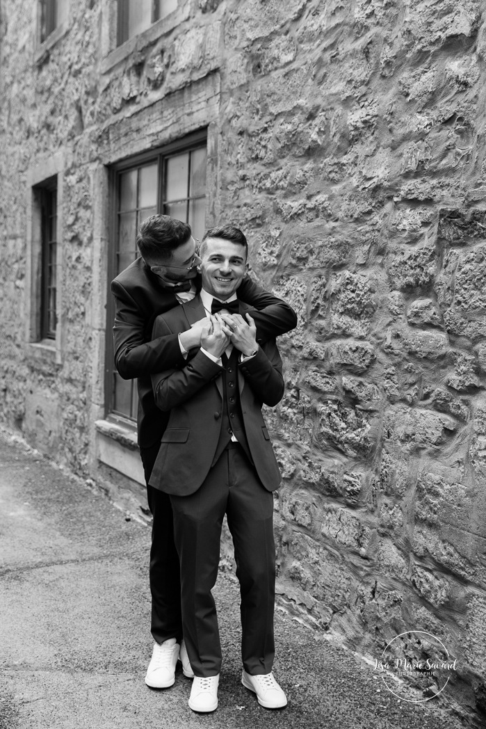 Mariage intime dans le Vieux-Montréal. Photographe de mariage LGBTQ+ friendly à Montréal. Old Montreal intimate wedding photos. Montreal LGBTQ+ friendly photographer.