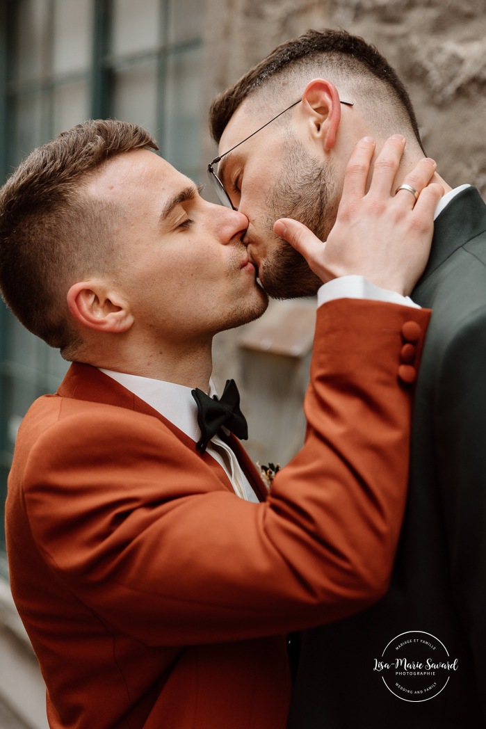 Mariage intime dans le Vieux-Montréal. Photographe de mariage LGBTQ+ friendly à Montréal. Old Montreal intimate wedding photos. Montreal LGBTQ+ friendly photographer.