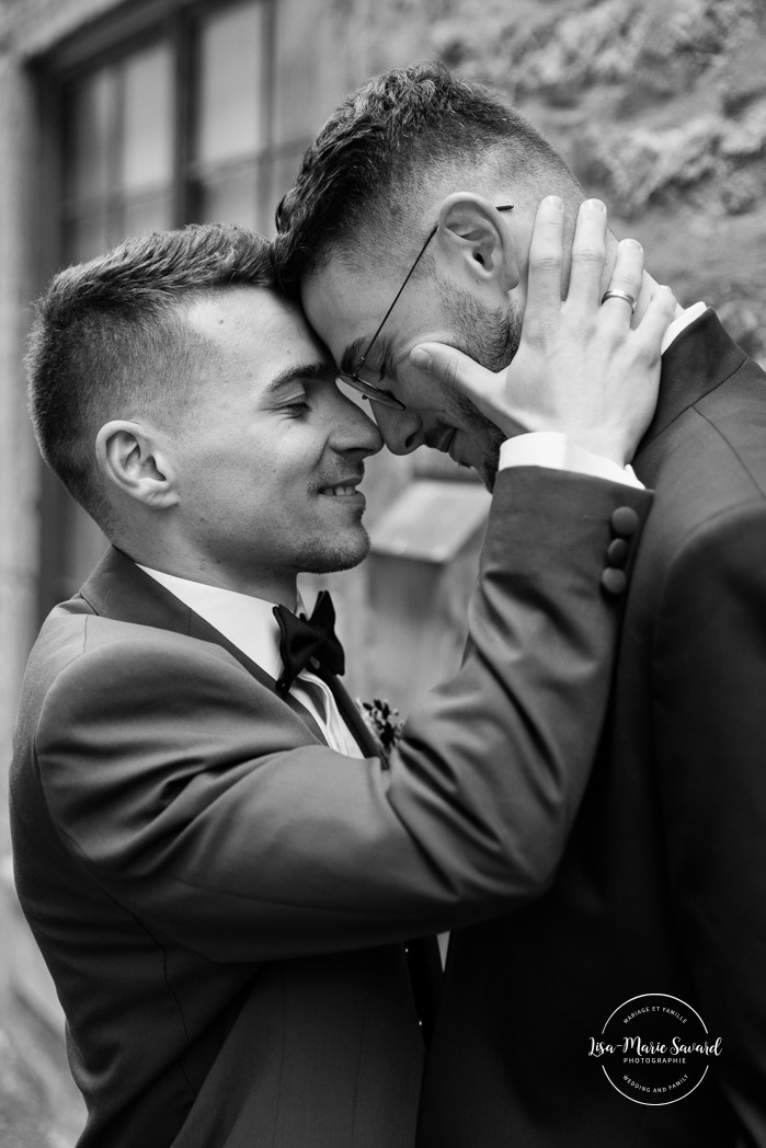 Mariage intime dans le Vieux-Montréal. Photographe de mariage LGBTQ+ friendly à Montréal. Old Montreal intimate wedding photos. Montreal LGBTQ+ friendly photographer.