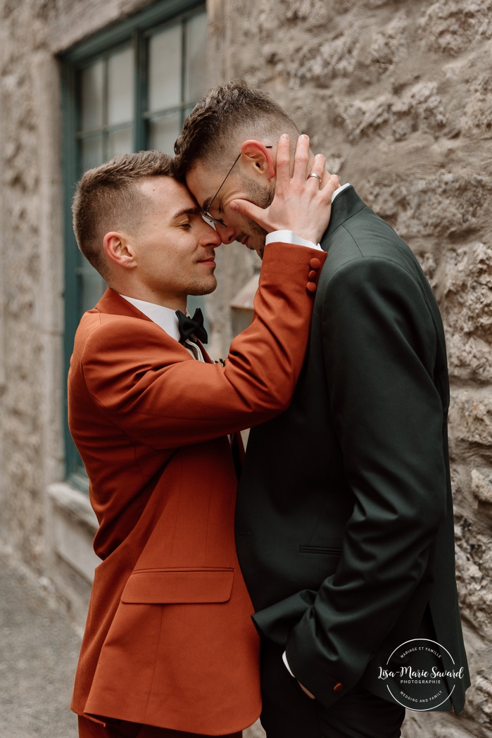 Mariage intime dans le Vieux-Montréal. Photographe de mariage LGBTQ+ friendly à Montréal. Old Montreal intimate wedding photos. Montreal LGBTQ+ friendly photographer.
