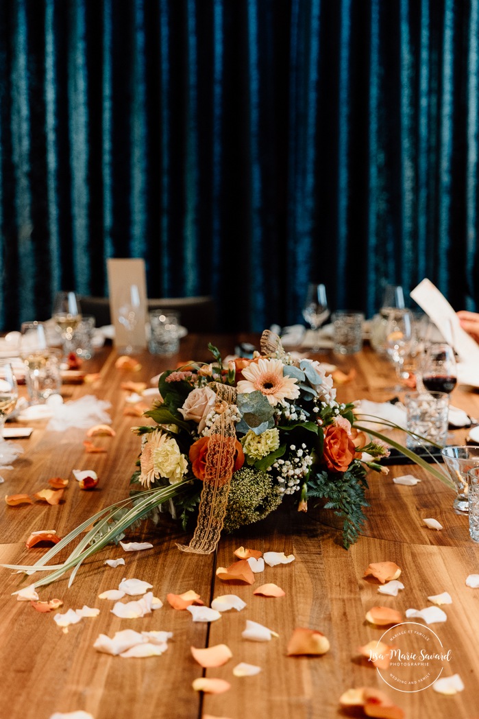 Mariage intime au centre-ville de Montréal. Mariage chez Les enfants terribles Place-Ville-Marie. Photographe de mariage LGBTQ+ friendly à Montréal. Downtown Montreal intimate wedding photos. Montreal LGBTQ+ friendly photographer.