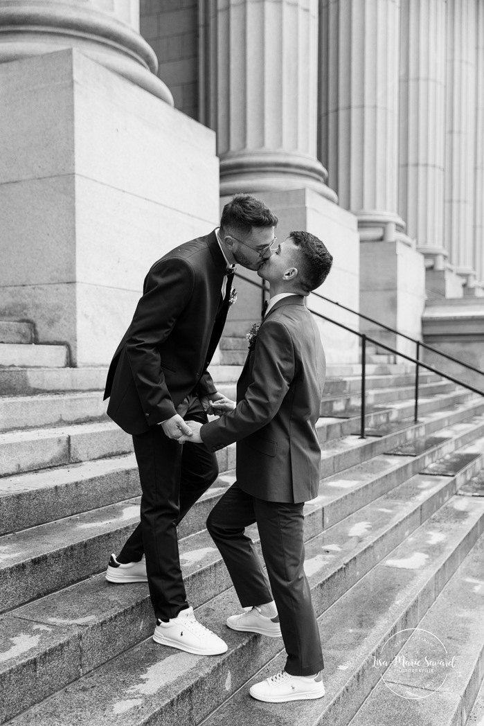 Mariage intime dans le Vieux-Montréal. Photographe de mariage LGBTQ+ friendly à Montréal. Old Montreal intimate wedding photos. Montreal LGBTQ+ friendly photographer.