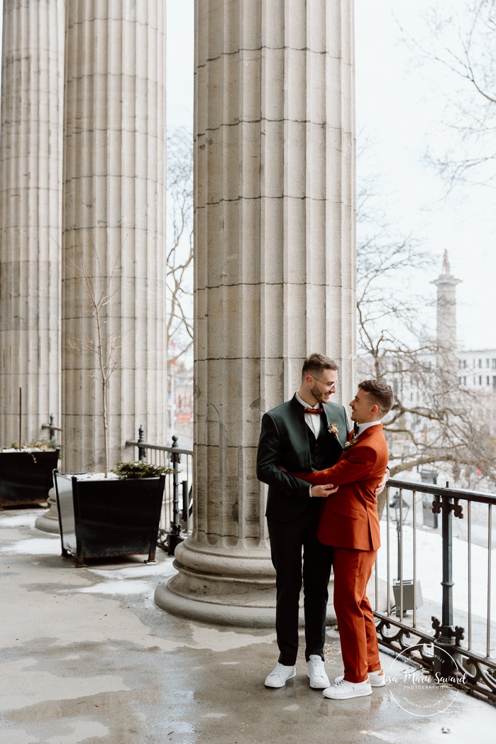 Mariage intime dans le Vieux-Montréal. Photographe de mariage LGBTQ+ friendly à Montréal. Old Montreal intimate wedding photos. Montreal LGBTQ+ friendly photographer.