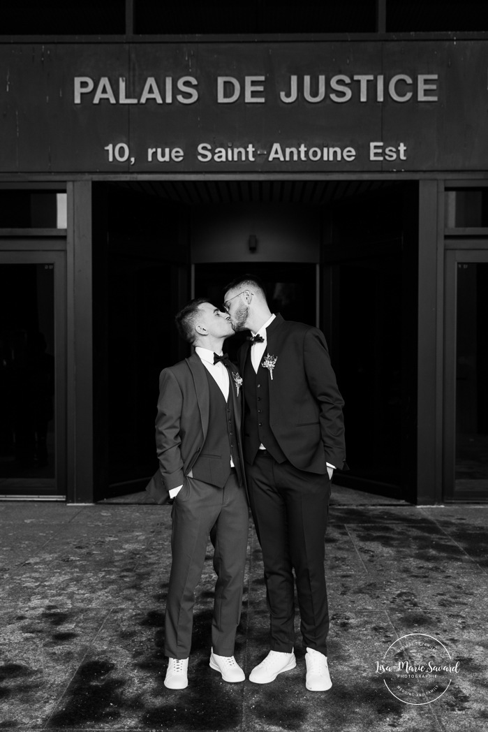 Intimate courthouse wedding ceremony. Mariage intime au Palais de justice de Montréal. Mariage intime dans le Vieux-Montréal. Photographe de mariage LGBTQ+ friendly à Montréal. Intimate Montreal courthouse wedding. Old Montreal intimate wedding photos. Montreal LGBTQ+ friendly photographer.