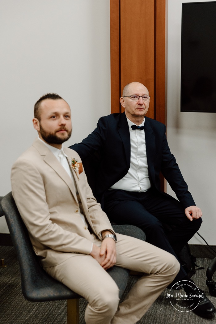 Intimate courthouse wedding ceremony. Mariage intime au Palais de justice de Montréal. Mariage intime dans le Vieux-Montréal. Photographe de mariage LGBTQ+ friendly à Montréal. Intimate Montreal courthouse wedding. Old Montreal intimate wedding photos. Montreal LGBTQ+ friendly photographer.
