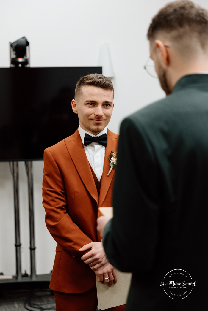 Intimate courthouse wedding ceremony. Mariage intime au Palais de justice de Montréal. Mariage intime dans le Vieux-Montréal. Photographe de mariage LGBTQ+ friendly à Montréal. Intimate Montreal courthouse wedding. Old Montreal intimate wedding photos. Montreal LGBTQ+ friendly photographer.