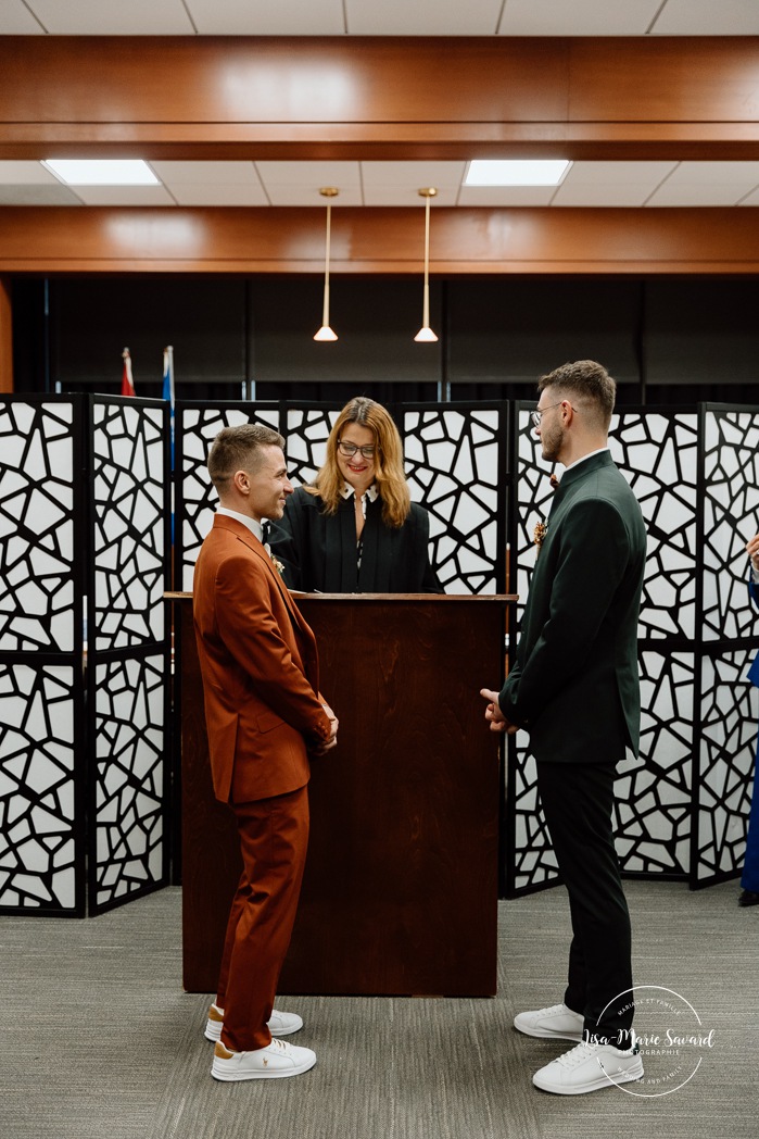 Intimate courthouse wedding ceremony. Mariage intime au Palais de justice de Montréal. Mariage intime dans le Vieux-Montréal. Photographe de mariage LGBTQ+ friendly à Montréal. Intimate Montreal courthouse wedding. Old Montreal intimate wedding photos. Montreal LGBTQ+ friendly photographer.