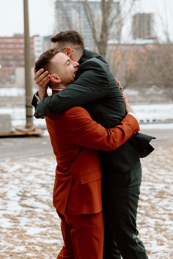 Winter first look ideas. First look au Champs-de-Mars à Montréal en hiver. Mariage intime dans le Vieux-Montréal. Photographe de mariage LGBTQ+ friendly à Montréal. Old Montreal intimate wedding photos. Montreal LGBTQ+ friendly photographer.