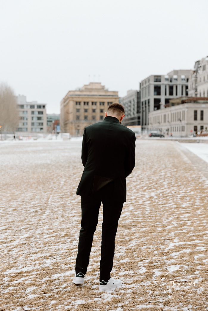 Winter first look ideas. First look au Champs-de-Mars à Montréal en hiver. Mariage intime dans le Vieux-Montréal. Photographe de mariage LGBTQ+ friendly à Montréal. Old Montreal intimate wedding photos. Montreal LGBTQ+ friendly photographer.