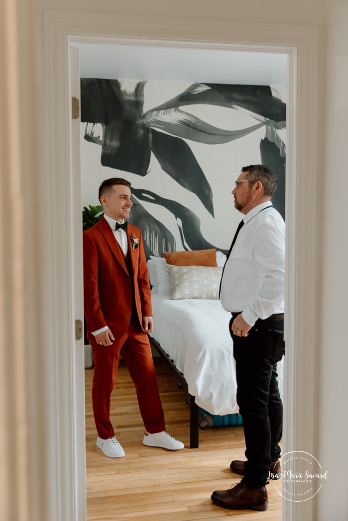 Groom getting ready with family in small apartment. Mariage intime dans le Vieux-Montréal. Photographe de mariage LGBTQ+ friendly à Montréal. Old Montreal intimate wedding photos. Montreal LGBTQ+ friendly photographer.