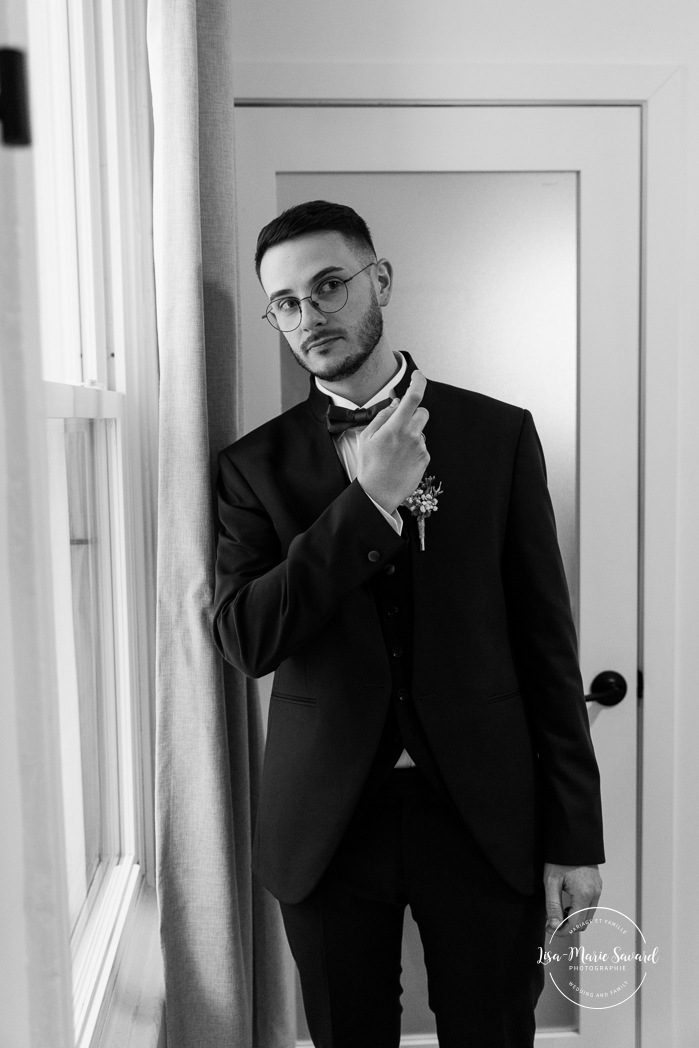 Groom getting ready with family in small apartment. Mariage intime dans le Vieux-Montréal. Photographe de mariage LGBTQ+ friendly à Montréal. Old Montreal intimate wedding photos. Montreal LGBTQ+ friendly photographer.