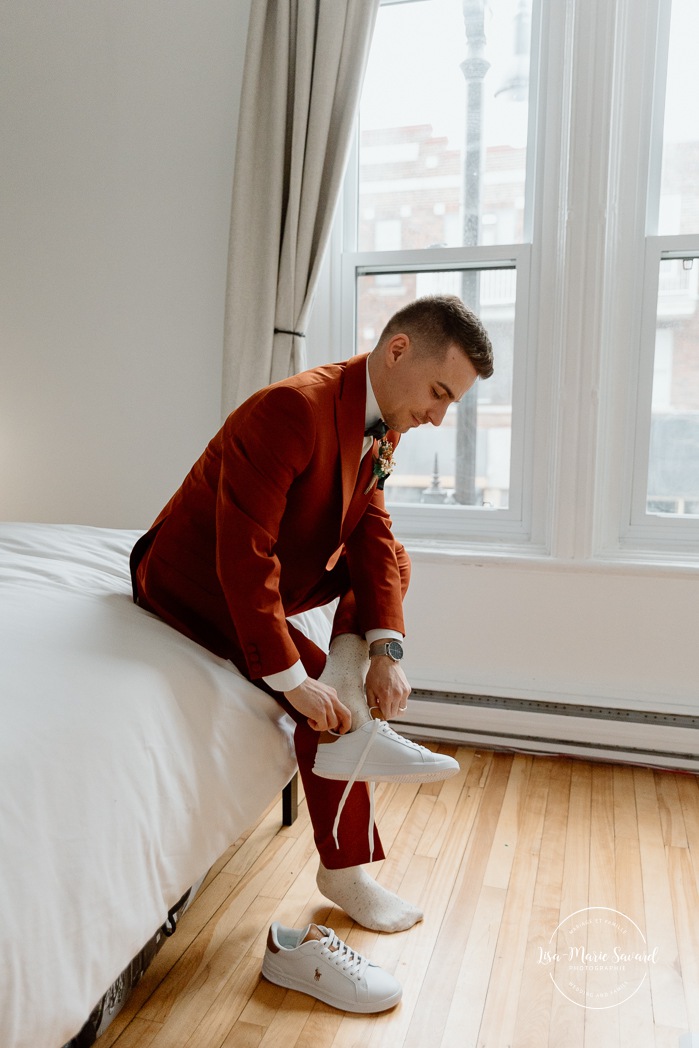 Groom getting ready with family in small apartment. Mariage intime dans le Vieux-Montréal. Photographe de mariage LGBTQ+ friendly à Montréal. Old Montreal intimate wedding photos. Montreal LGBTQ+ friendly photographer.