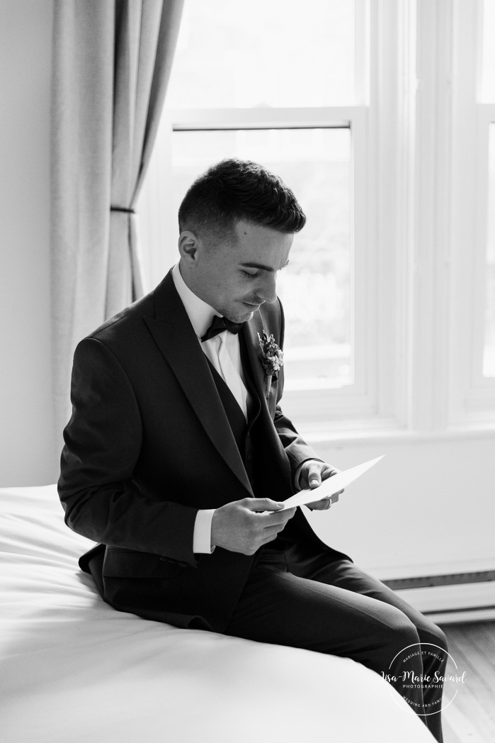Groom getting ready with family in small apartment. Mariage intime dans le Vieux-Montréal. Photographe de mariage LGBTQ+ friendly à Montréal. Old Montreal intimate wedding photos. Montreal LGBTQ+ friendly photographer.