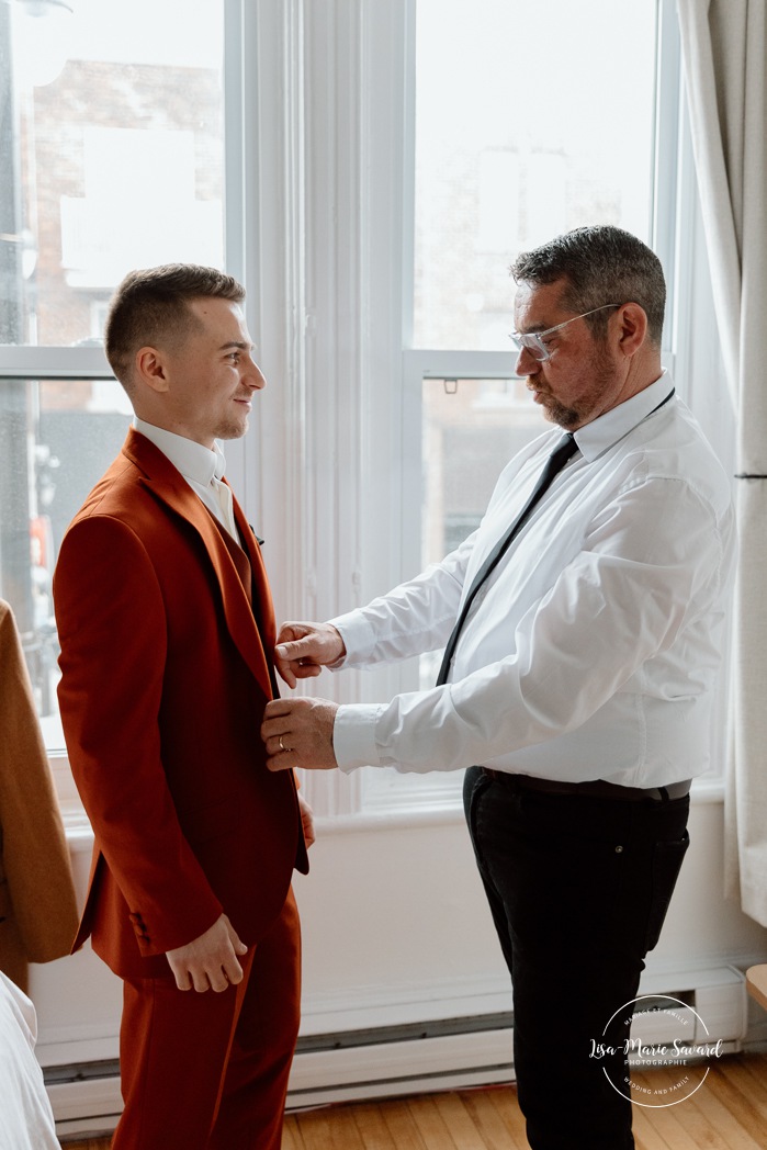 Groom getting ready with family in small apartment. Mariage intime dans le Vieux-Montréal. Photographe de mariage LGBTQ+ friendly à Montréal. Old Montreal intimate wedding photos. Montreal LGBTQ+ friendly photographer.
