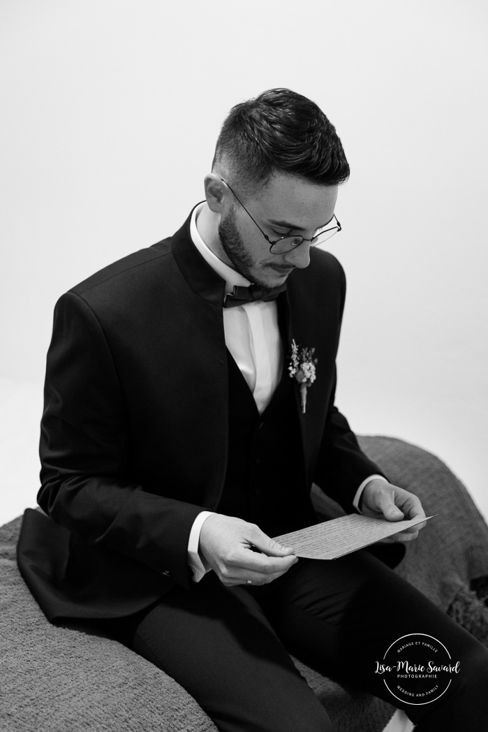 Groom getting ready with family in small apartment. Mariage intime dans le Vieux-Montréal. Photographe de mariage LGBTQ+ friendly à Montréal. Old Montreal intimate wedding photos. Montreal LGBTQ+ friendly photographer.