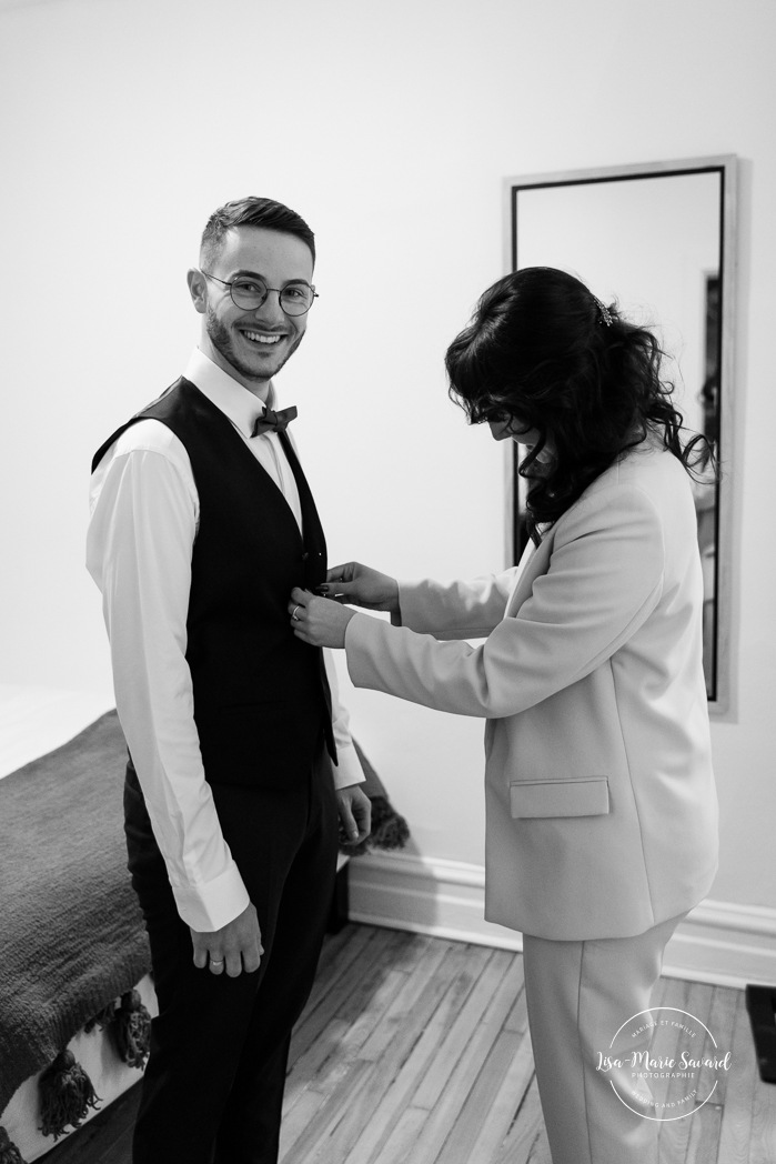 Groom getting ready with family in small apartment. Mariage intime dans le Vieux-Montréal. Photographe de mariage LGBTQ+ friendly à Montréal. Old Montreal intimate wedding photos. Montreal LGBTQ+ friendly photographer.