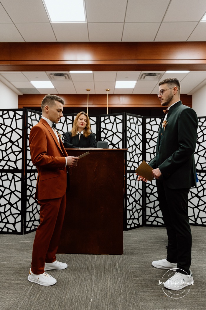 Intimate courthouse wedding ceremony. Mariage intime au Palais de justice de Montréal. Mariage intime dans le Vieux-Montréal. Photographe de mariage LGBTQ+ friendly à Montréal. Intimate Montreal courthouse wedding. Old Montreal intimate wedding photos. Montreal LGBTQ+ friendly photographer.
