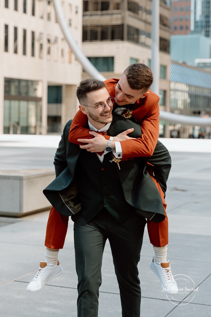 Mariage intime au centre ville de Montréal. Photos de mariage Place-Ville-Marie. Photographe de mariage LGBTQ+ friendly à Montréal. Downtown Montreal intimate wedding photos. Place-Ville-Marie wedding photos. Montreal LGBTQ+ friendly photographer.