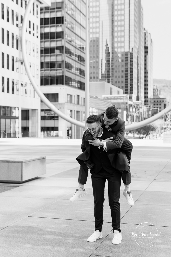Mariage intime au centre ville de Montréal. Photos de mariage Place-Ville-Marie. Photographe de mariage LGBTQ+ friendly à Montréal. Downtown Montreal intimate wedding photos. Place-Ville-Marie wedding photos. Montreal LGBTQ+ friendly photographer.