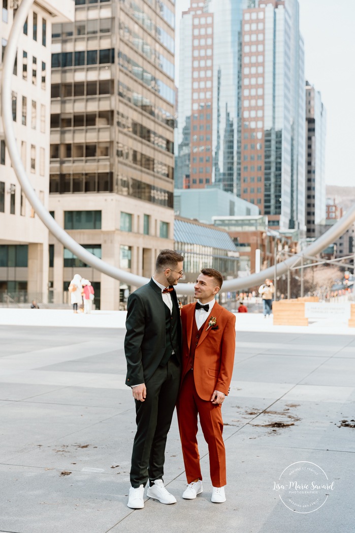 Mariage intime au centre ville de Montréal. Photos de mariage Place-Ville-Marie. Photographe de mariage LGBTQ+ friendly à Montréal. Downtown Montreal intimate wedding photos. Place-Ville-Marie wedding photos. Montreal LGBTQ+ friendly photographer.