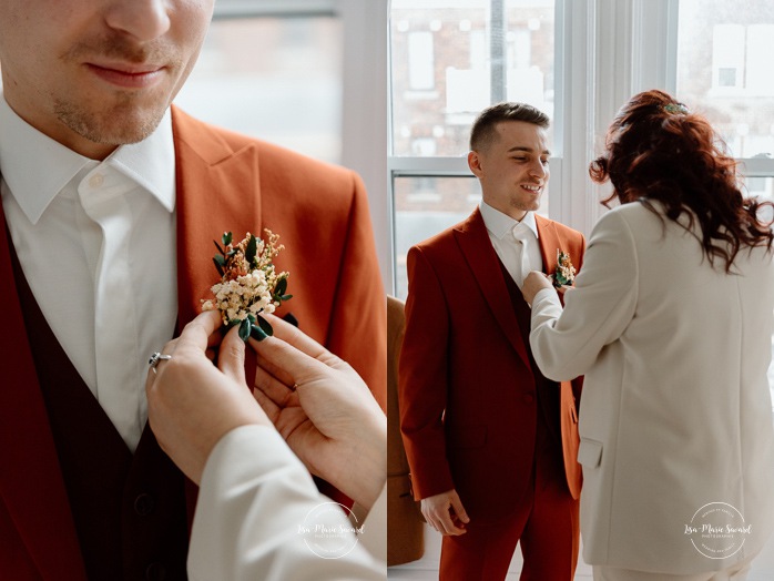 Groom getting ready with family in small apartment. Mariage intime dans le Vieux-Montréal. Photographe de mariage LGBTQ+ friendly à Montréal. Old Montreal intimate wedding photos. Montreal LGBTQ+ friendly photographer.