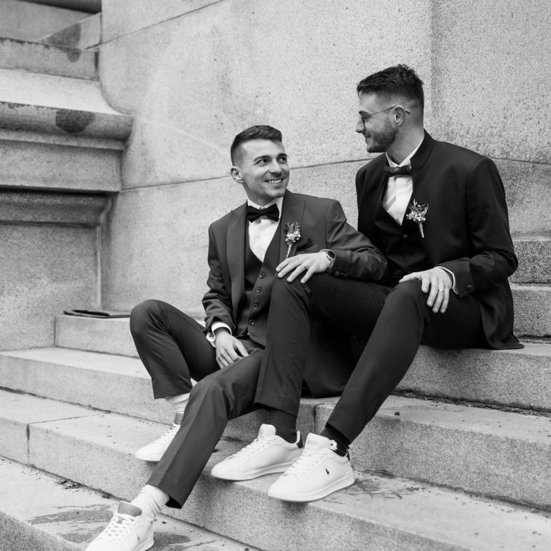Mariage intime dans le Vieux-Montréal. Photographe de mariage LGBTQ+ friendly à Montréal. Old Montreal intimate wedding photos. Montreal LGBTQ+ friendly photographer.
