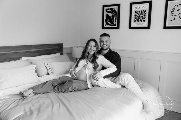 Cozy in-home maternity photos. Lifestyle maternity photos. Photographe à Beaconsfield. Beaconsfield photographer. Séance maternité à Montreal. Montreal maternity photographer.