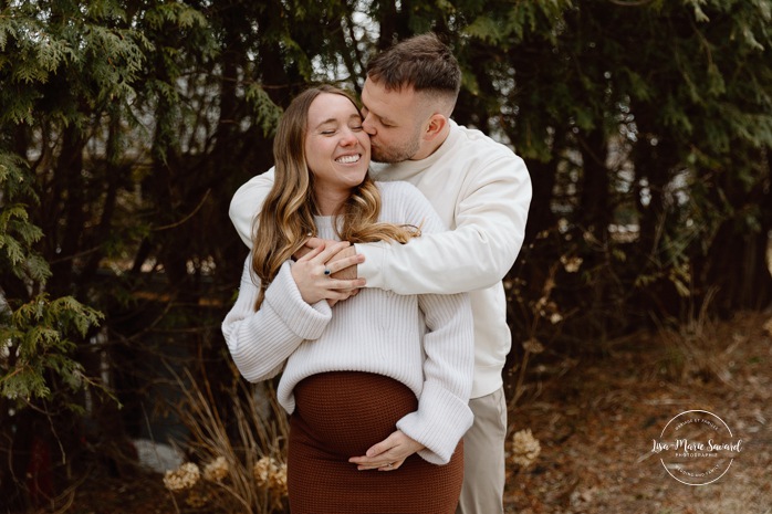 Front yard maternity photos. Lifestyle maternity photos. Photographe à Beaconsfield. Beaconsfield photographer. Séance maternité à Montreal. Montreal maternity photographer.