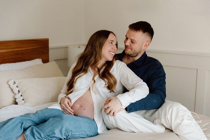 Cozy in-home maternity photos. Lifestyle maternity photos. Photographe à Beaconsfield. Beaconsfield photographer. Séance maternité à Montreal. Montreal maternity photographer.