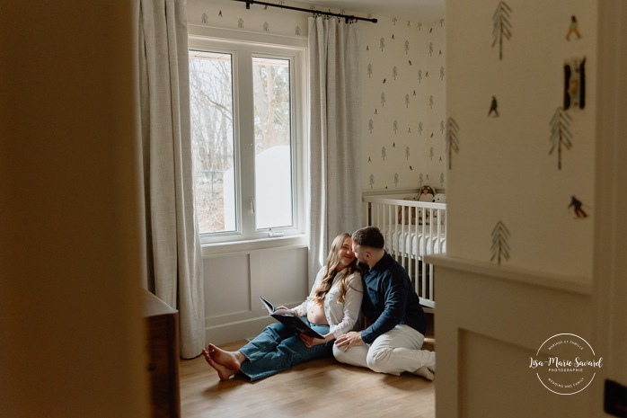 Nursery maternity photos. Cozy in-home maternity photos. Lifestyle maternity photos. Photographe à Beaconsfield. Beaconsfield photographer. Séance maternité à Montreal. Montreal maternity photographer.
