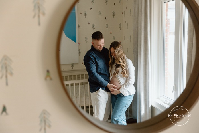 Nursery maternity photos. Cozy in-home maternity photos. Lifestyle maternity photos. Photographe à Beaconsfield. Beaconsfield photographer. Séance maternité à Montreal. Montreal maternity photographer.