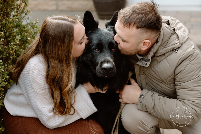Maternity photos with dog. Cozy in-home maternity photos. Lifestyle maternity photos. Photographe à Beaconsfield. Beaconsfield photographer. Séance maternité à Montreal. Montreal maternity photographer.
