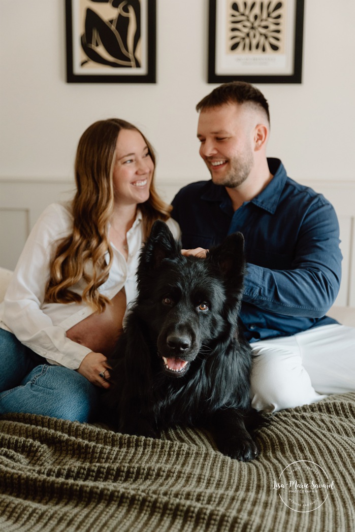 Maternity photos with dog. Cozy in-home maternity photos. Lifestyle maternity photos. Photographe à Beaconsfield. Beaconsfield photographer. Séance maternité à Montreal. Montreal maternity photographer.