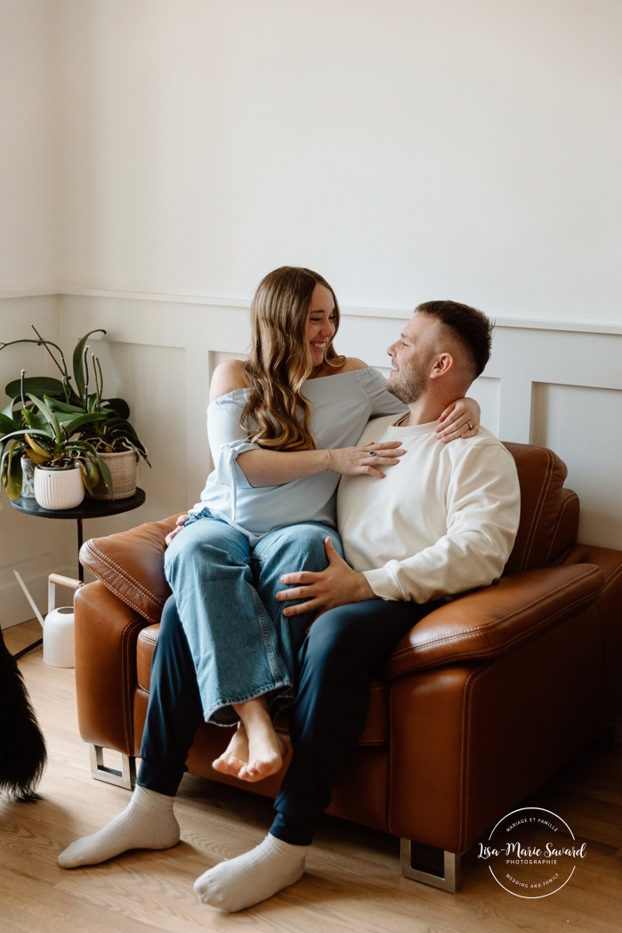 Cozy in-home maternity photos. Lifestyle maternity photos. Photographe à Beaconsfield. Beaconsfield photographer. Séance maternité à Montreal. Montreal maternity photographer.