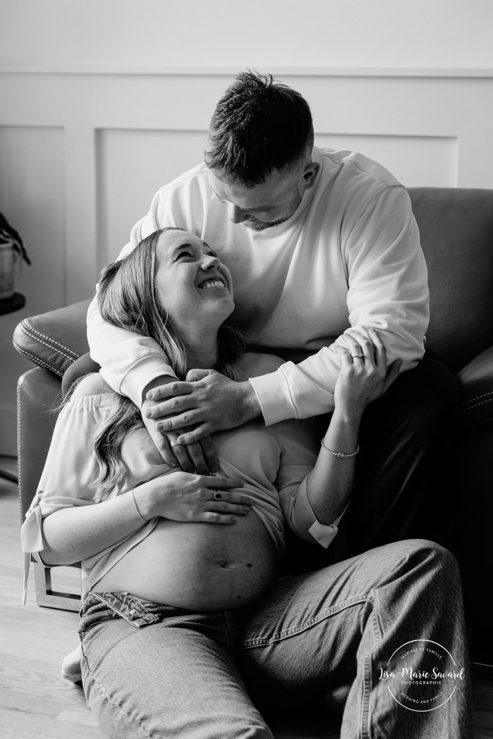 Cozy in-home maternity photos. Lifestyle maternity photos. Photographe à Beaconsfield. Beaconsfield photographer. Séance maternité à Montreal. Montreal maternity photographer.
