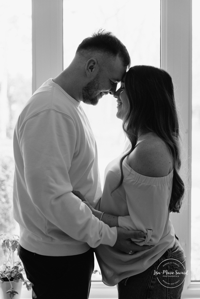 Cozy in-home maternity photos. Lifestyle maternity photos. Photographe à Beaconsfield. Beaconsfield photographer. Séance maternité à Montreal. Montreal maternity photographer.