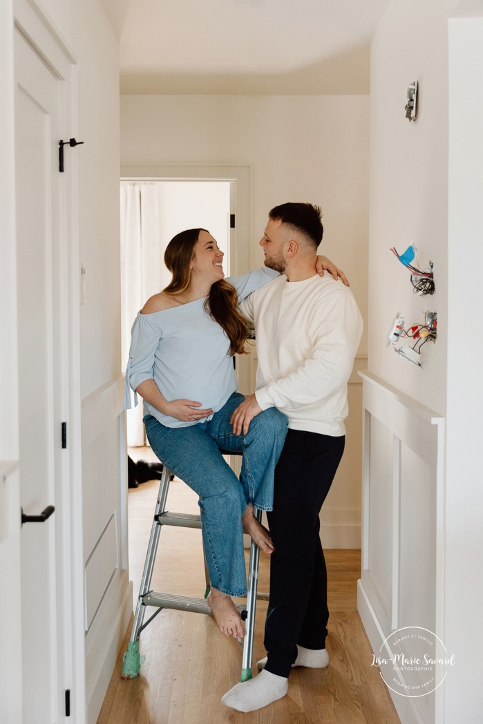 New home maternity photos. Moving box maternity photos. Cozy in-home maternity photos. Lifestyle maternity photos. Photographe à Beaconsfield. Beaconsfield photographer. Séance maternité à Montreal. Montreal maternity photographer.