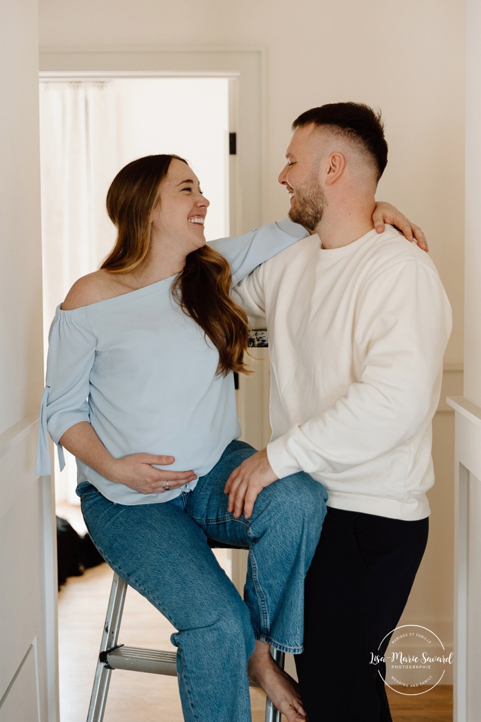 New home maternity photos. Moving box maternity photos. Cozy in-home maternity photos. Lifestyle maternity photos. Photographe à Beaconsfield. Beaconsfield photographer. Séance maternité à Montreal. Montreal maternity photographer.