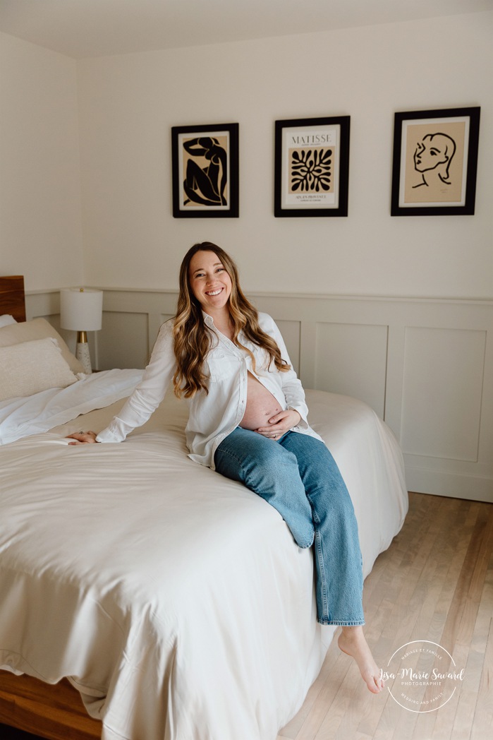 Cozy in-home maternity photos. Lifestyle maternity photos. Photographe à Beaconsfield. Beaconsfield photographer. Séance maternité à Montreal. Montreal maternity photographer.