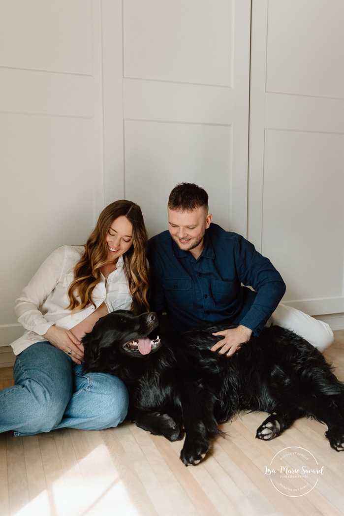 Maternity photos with dog. Cozy in-home maternity photos. Lifestyle maternity photos. Photographe à Beaconsfield. Beaconsfield photographer. Séance maternité à Montreal. Montreal maternity photographer.