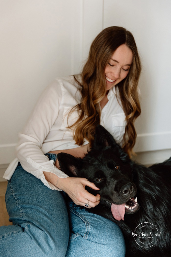 Maternity photos with dog. Cozy in-home maternity photos. Lifestyle maternity photos. Photographe à Beaconsfield. Beaconsfield photographer. Séance maternité à Montreal. Montreal maternity photographer.