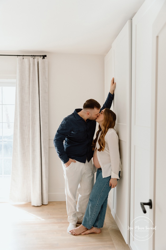Cozy in-home maternity photos. Lifestyle maternity photos. Photographe à Beaconsfield. Beaconsfield photographer. Séance maternité à Montreal. Montreal maternity photographer.