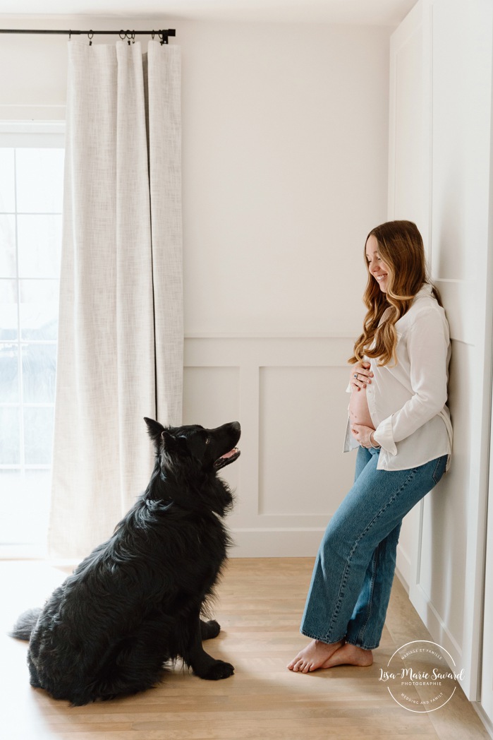 Maternity photos with dog. Cozy in-home maternity photos. Lifestyle maternity photos. Photographe à Beaconsfield. Beaconsfield photographer. Séance maternité à Montreal. Montreal maternity photographer.