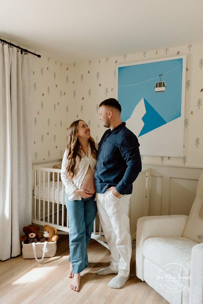 Nursery maternity photos. Cozy in-home maternity photos. Lifestyle maternity photos. Photographe à Beaconsfield. Beaconsfield photographer. Séance maternité à Montreal. Montreal maternity photographer.