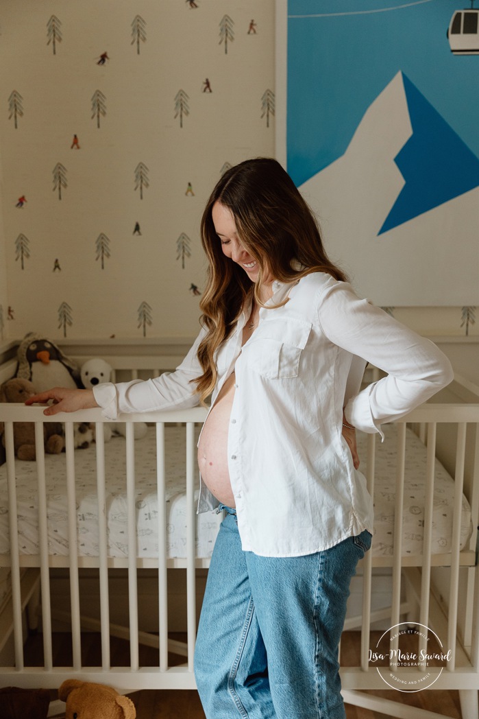 Nursery maternity photos. Cozy in-home maternity photos. Lifestyle maternity photos. Photographe à Beaconsfield. Beaconsfield photographer. Séance maternité à Montreal. Montreal maternity photographer.
