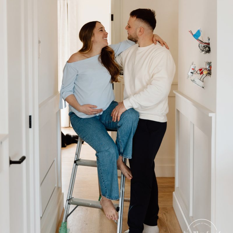 New home maternity photos. Moving box maternity photos. Cozy in-home maternity photos. Lifestyle maternity photos. Photographe à Beaconsfield. Beaconsfield photographer. Séance maternité à Montreal. Montreal maternity photographer.